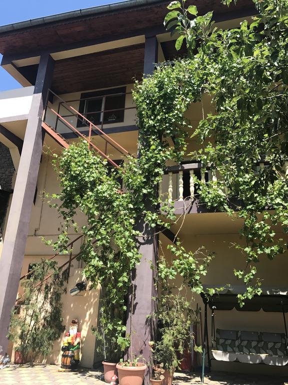 Collosal Apartment With Garden Бухарест Екстер'єр фото