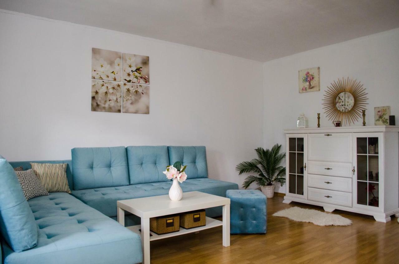 Collosal Apartment With Garden Бухарест Екстер'єр фото
