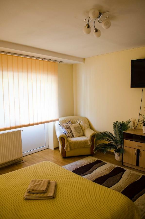 Collosal Apartment With Garden Бухарест Екстер'єр фото