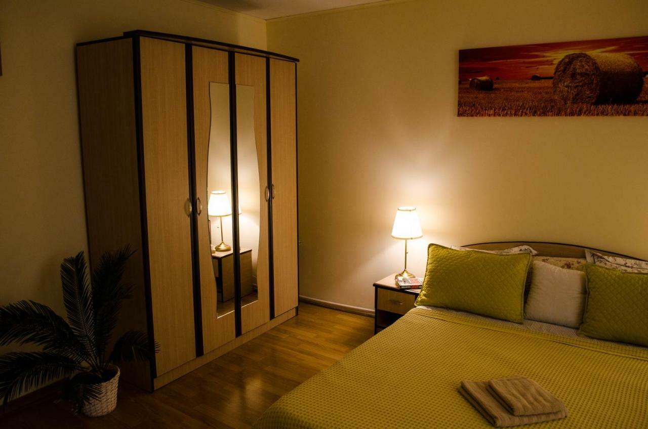 Collosal Apartment With Garden Бухарест Екстер'єр фото