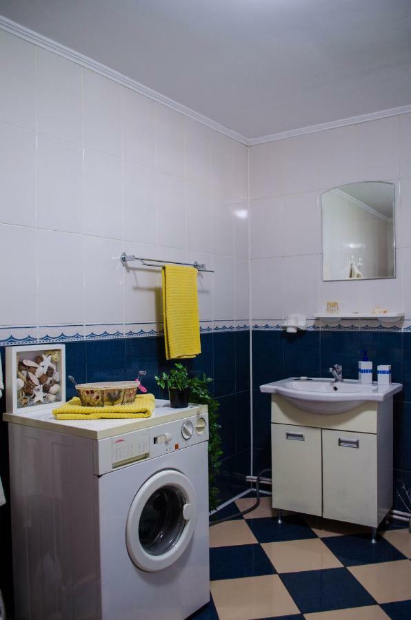 Collosal Apartment With Garden Бухарест Екстер'єр фото